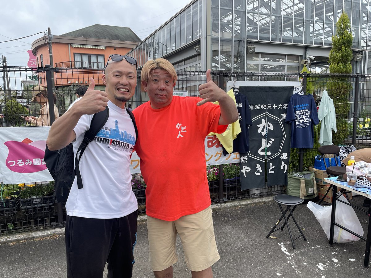 Und1sputedJ's tweet photo. つるみ園芸さんでキッチンカーが集まってイベントやってます😊
チラ見したところなんと @yakitorikado さんが😊　とても嬉しすぎる再会😊
ポークおにぎりも美味しくいただきました🍙また食べに行きますね😊😊 https://t.co/5hq9CJniNI