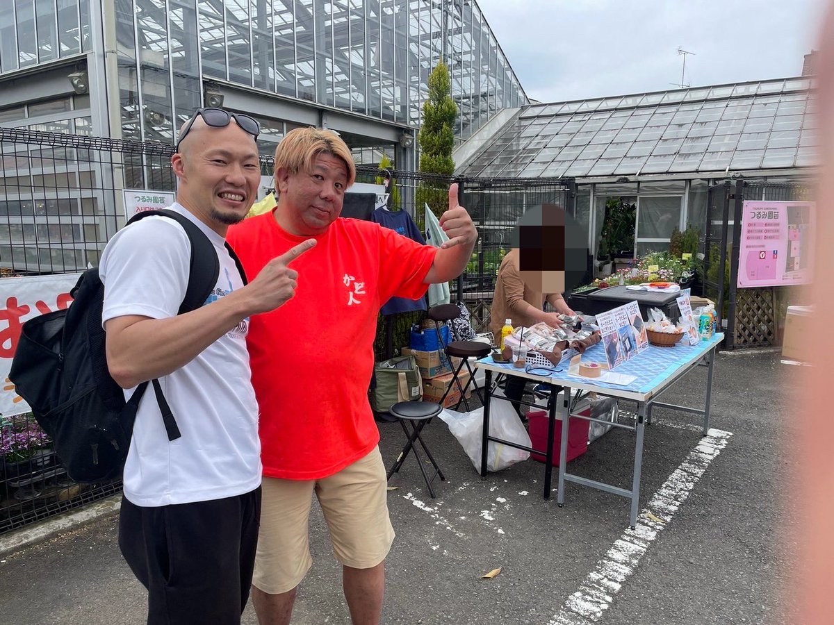 Und1sputedJ's tweet photo. つるみ園芸さんでキッチンカーが集まってイベントやってます😊
チラ見したところなんと @yakitorikado さんが😊　とても嬉しすぎる再会😊
ポークおにぎりも美味しくいただきました🍙また食べに行きますね😊😊 https://t.co/5hq9CJniNI