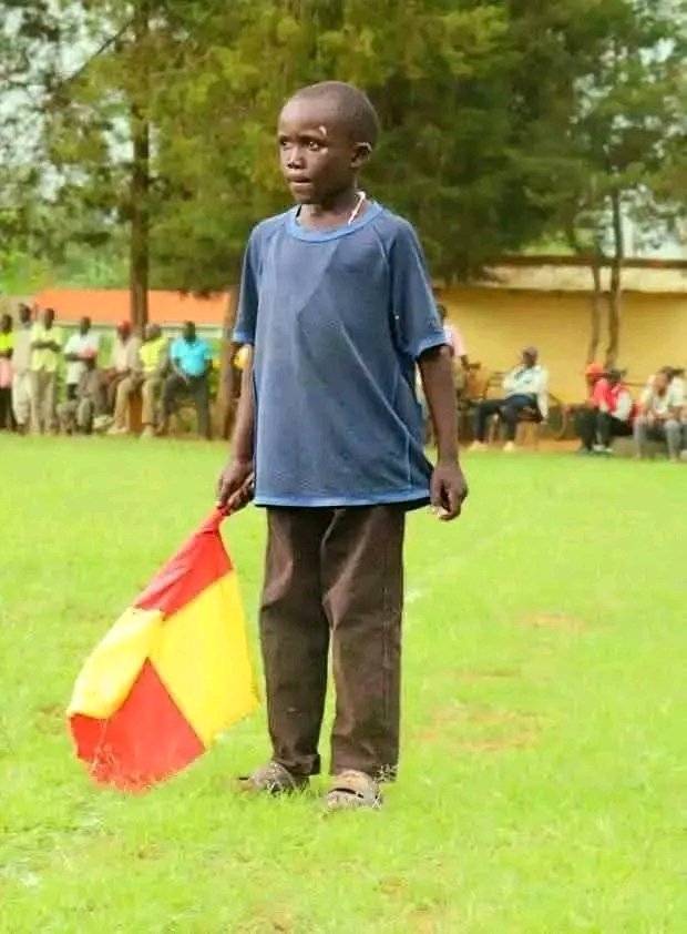 Odhiambo_Brian1's tweet photo. Samuel, a grade four pupil from Bungoma County, Kanduyi constituency, Bukembe East ward, was among the officials that were officiating a game between Bukembe FC  & Kongoli FC. 

It ended in a barren draw,True sportsmanship and dedication. For the love of the game,the spirit that drives the young man has really touched the hearts of many football lovers. 

#FootballKE