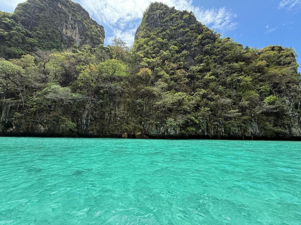Tomo_scfc's tweet photo. Maya bay and bamboo island 🏝 https://t.co/MpYijcyT7v