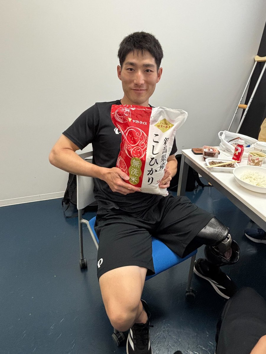 JPCF_para's tweet photo. #第2回強化合宿 
食事もトレーニングの一環。
栄養指導を受けながら昼食を取ります。

合宿期間中のお米は #ヤマトライス さんからご提供いただきました！美味しくいただきます🍚

#パラサイクリング #パラスポーツ #自転車 #cycling #静岡県 #伊豆ベロドローム https://t.co/LHkCPX6LZL