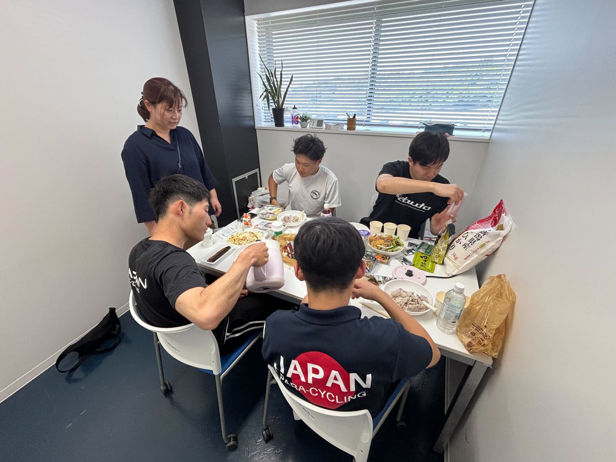 JPCF_para's tweet photo. #第2回強化合宿 
食事もトレーニングの一環。
栄養指導を受けながら昼食を取ります。

合宿期間中のお米は #ヤマトライス さんからご提供いただきました！美味しくいただきます🍚

#パラサイクリング #パラスポーツ #自転車 #cycling #静岡県 #伊豆ベロドローム https://t.co/LHkCPX6LZL