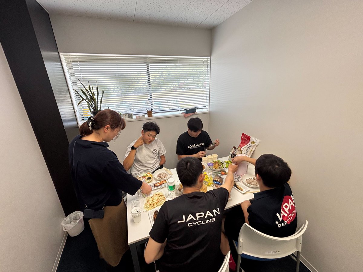 JPCF_para's tweet photo. #第2回強化合宿 
食事もトレーニングの一環。
栄養指導を受けながら昼食を取ります。

合宿期間中のお米は #ヤマトライス さんからご提供いただきました！美味しくいただきます🍚

#パラサイクリング #パラスポーツ #自転車 #cycling #静岡県 #伊豆ベロドローム https://t.co/LHkCPX6LZL