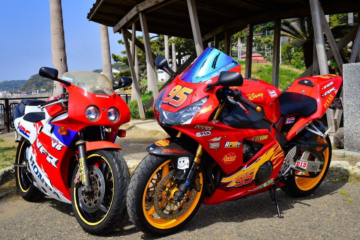benben_r32's tweet photo. 兄弟3人で走れました😁🙌
コンビニとかに止めてると、『あ、カーズだ』って言いながら通過していく人多いですね😅
#CBR954RR
#sc50
#FireBlade
#VFR400R
#nc30
#ファットボーイ
#カーズ
#ライトニングマックィーン
#LightningMcqueen https://t.co/DXYDxYqv11