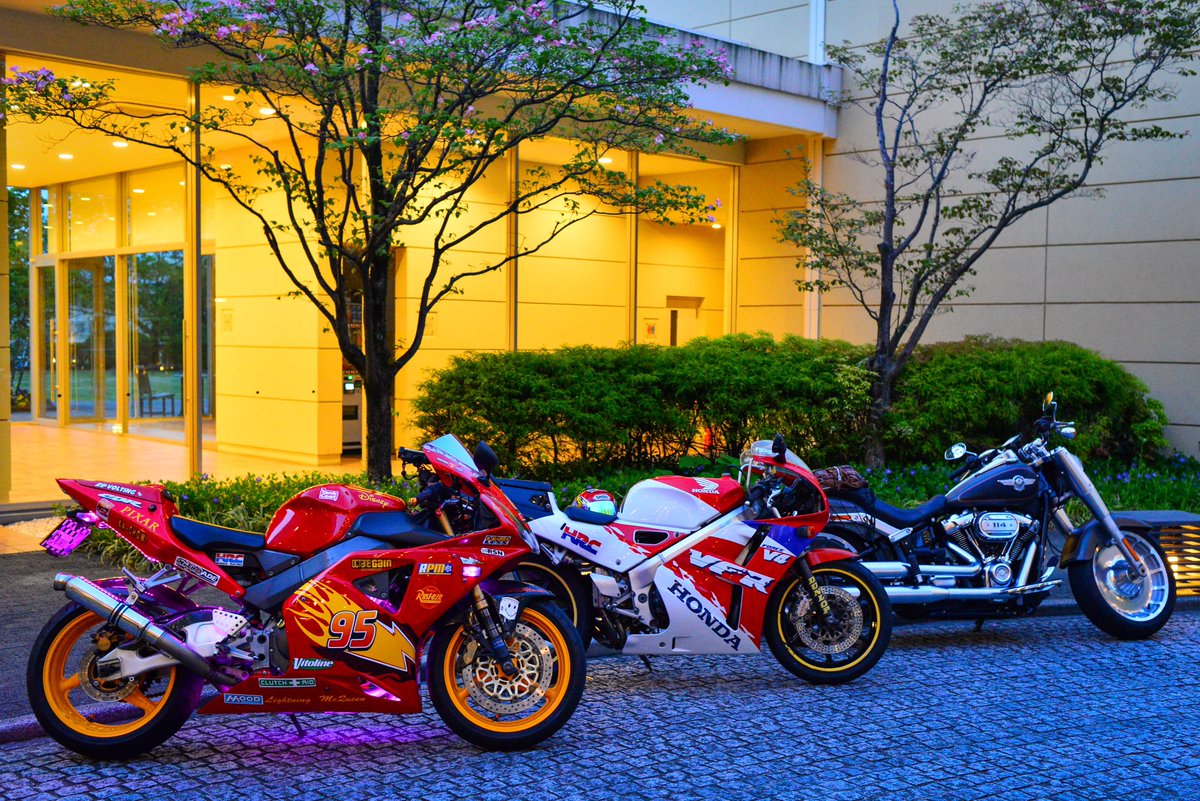 benben_r32's tweet photo. 兄弟3人で走れました😁🙌
コンビニとかに止めてると、『あ、カーズだ』って言いながら通過していく人多いですね😅
#CBR954RR
#sc50
#FireBlade
#VFR400R
#nc30
#ファットボーイ
#カーズ
#ライトニングマックィーン
#LightningMcqueen https://t.co/DXYDxYqv11