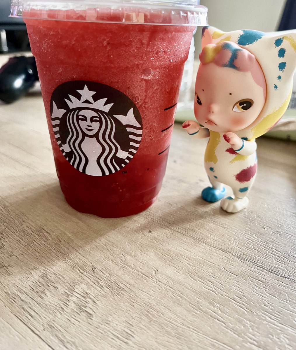 moliim3112's tweet photo. cat Banさん、指先が赤いので苺フラペチーノを狙ってるようです。
🍓好きにはたまらないお味なのでおすすめしたいです。（苺ジャムも好きな方は◎）
#THA 苺フラペチーノ　#sooyastudio https://t.co/xTUK0cm1Qo