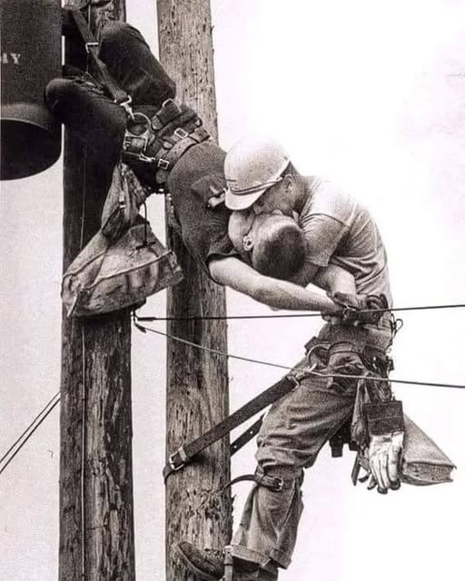 pierpi13's tweet photo. Questa celebre fotografia, scattata nel 1967 da Rocco Morabito, è intitolata "Il bacio della vita".
Ritrae due operai elettrici, Champion Randall e J.D. Thompson, in cima a un palo dell’elettricità.
Quel giorno stavano effettuando un normale intervento di manutenzione, quando Champion toccò accidentalmente un cavo ad alta tensione.
Più di 4.000 volt attraversarono il suo corpo. Il cuore si fermò all’istante.
(Basti pensare che una sedia elettrica ne usa circa 2.000…)
Il suo imbrago lo tenne sospeso, evitandogli la caduta.
J.D. Thompson, che stava salendo poco sotto di lui, non perse un attimo: lo raggiunse e iniziò la respirazione bocca a bocca direttamente lì, sospeso in aria.
Non poteva fare un massaggio cardiaco, ma non si arrese: continuò a insufflare aria nei polmoni del collega finché non sentì un lieve battito.
Poi slacciò l’imbracatura, lo caricò sulla spalla e lo portò giù.
A terra, insieme ad altri colleghi, gli praticò il massaggio cardiaco.
Poco a poco, Champion tornò a respirare. Il cuore riprese a battere.
Quando arrivarono i soccorsi, la vita era già stata salvata.
E così fu: Champion sopravvisse e visse fino al 2002, quando morì per insufficienza cardiaca, a 64 anni.
J.D. Thompson è ancora vivo.
Quel momento, immortalato da uno scatto che sembra un bacio, fece il giro del mondo.
Nel 1968 vinse il Premio Pulitzer.