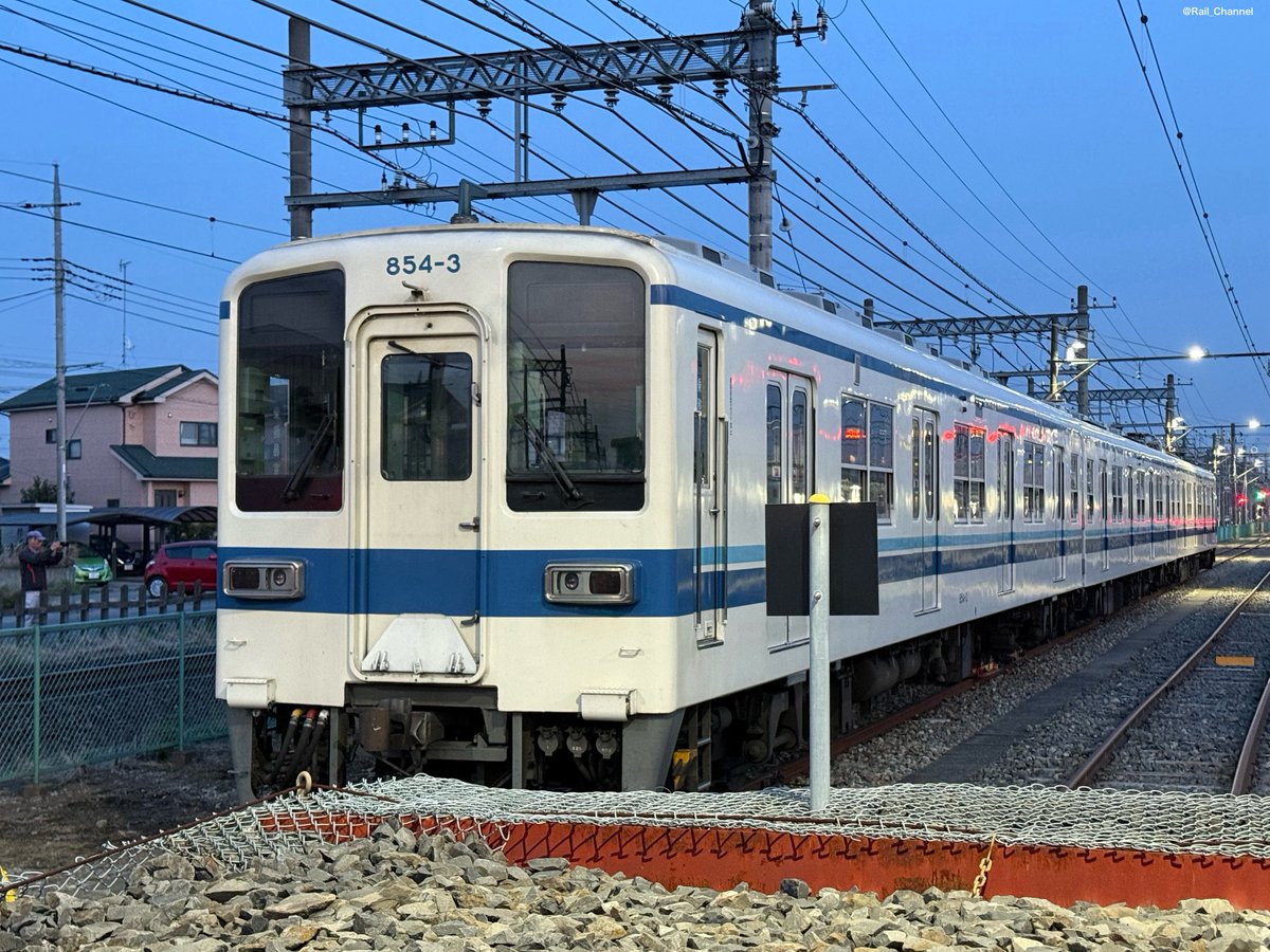 Rail_Channel's tweet photo. 2025.4.17  #館林派出所
仮台車を装着したものの、館林から出る気配がない #854F 。脱線から明日で1ヶ月になるけど、処遇が決まらないのか？

#850型 https://t.co/xNLIyxTxqd