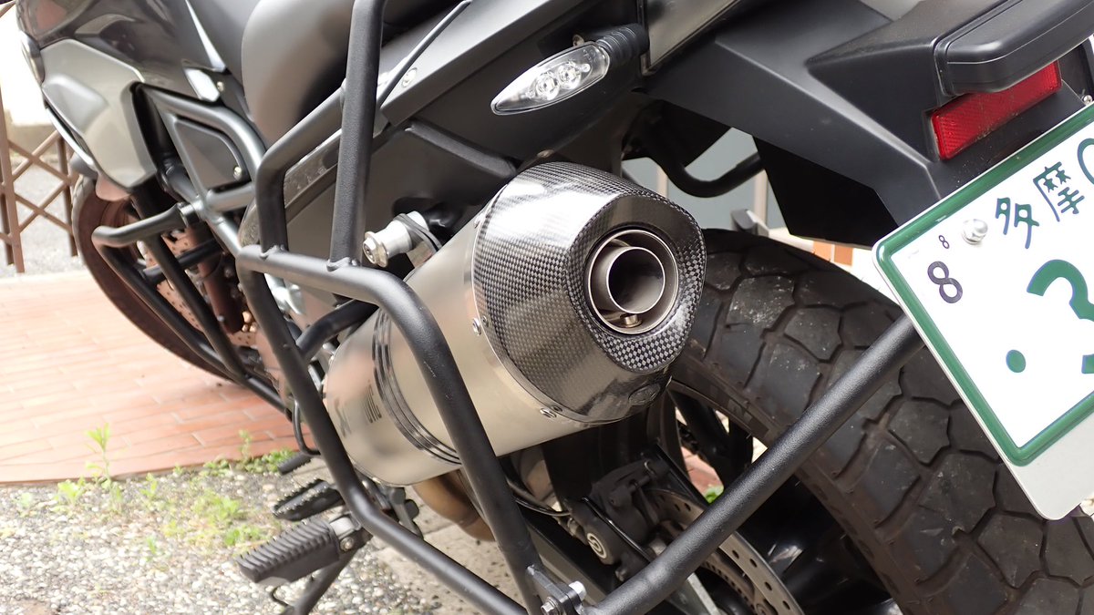 taka_crf250's tweet photo. 1月にヤフオクで中古（未使用）の
#アクラポヴィッチ マフラー
（F700GS純正オプション）を落札

だけど、取り付け部品がなく、本国から
取り寄せてもらって約3ヵ月待ち…

やっと取り付け完了

思っていたより静か🤫

プチ感動🥺

#F700GS https://t.co/Bb9bs0p7IF