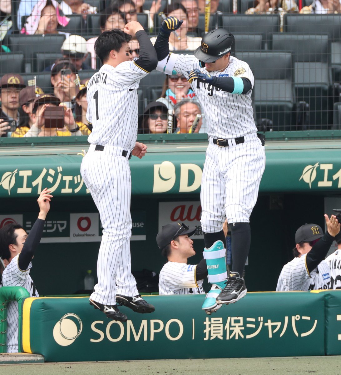 Sponichi_Tphoto's tweet photo. 今日は息ぴったり！
#佐藤輝明 選手
#森下翔太 選手 https://t.co/b8NZqbIJNu