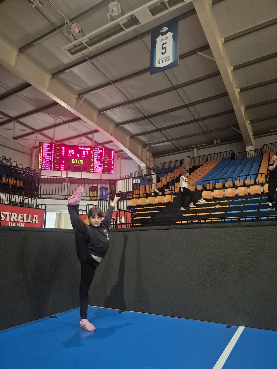 pitufillo5's tweet image. Gracias al.zahara rítmica por invitar a mi hija a ver el basket y hacerse esa foto con mi camiseta 🥰🥰.el tiempo vuela ♥️♥️♥️