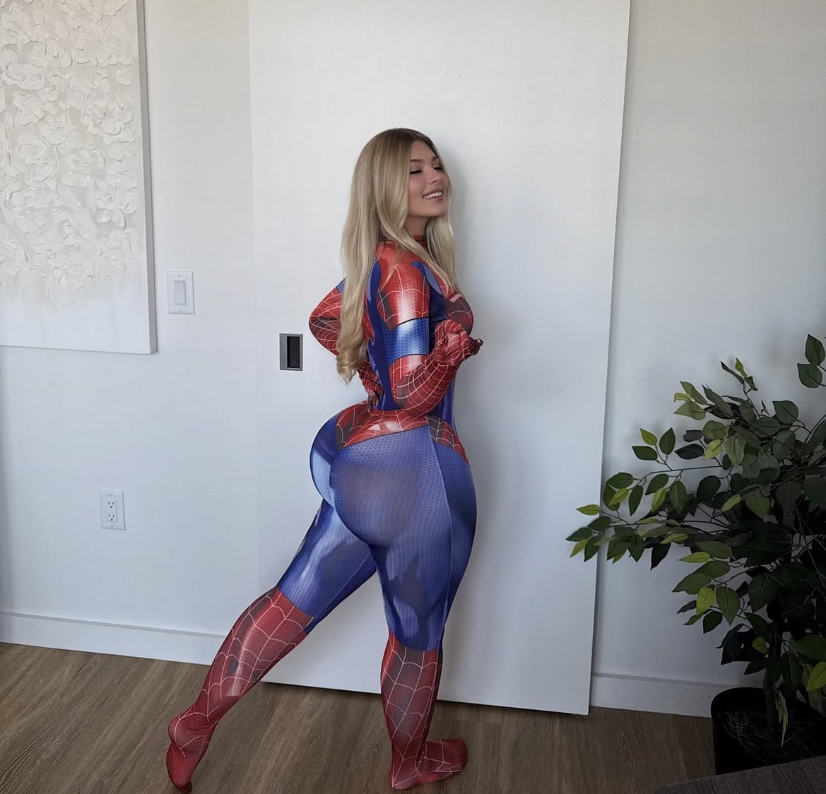 NEETDLINDSAY's tweet photo. On my way to „save“ the city 🤭🤭🤭 https://t.co/2VIIsgvSvB