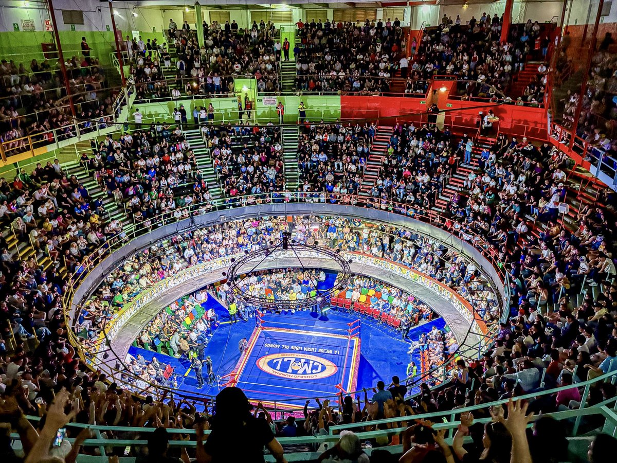 CMLL_OFICIAL's tweet photo. ¡Hasta las lamparas! Gracias a la mejor afición del mundo 🫶 por abarrotar la Arena Coliseo…
¡Nos vemos mañana en el #DomingoFamiliarCMLL de Arena México! 
📸 https://t.co/0Ijz8kSllE 

#CMLL #LuchaLibre https://t.co/9JD91UL9J0