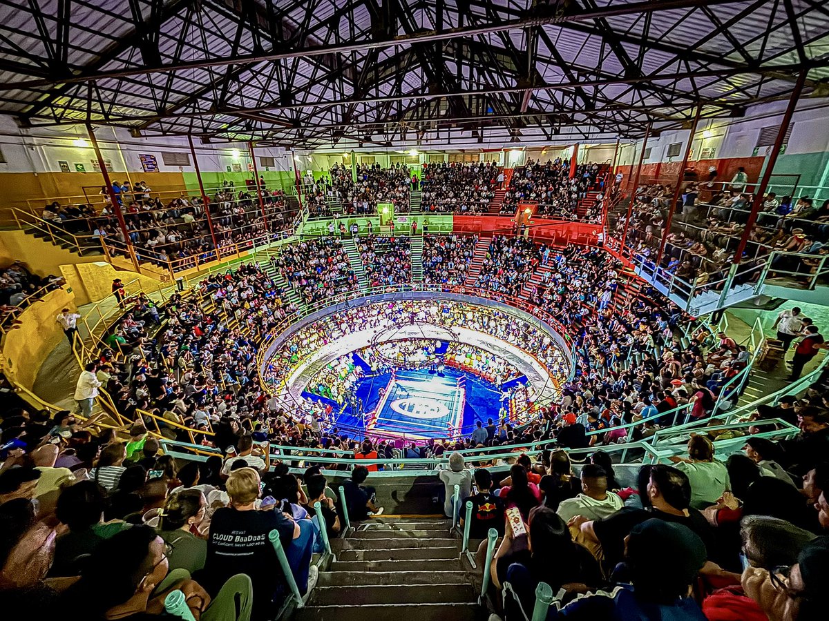 CMLL_OFICIAL's tweet photo. ¡Hasta las lamparas! Gracias a la mejor afición del mundo 🫶 por abarrotar la Arena Coliseo…
¡Nos vemos mañana en el #DomingoFamiliarCMLL de Arena México! 
📸 https://t.co/0Ijz8kSllE 

#CMLL #LuchaLibre https://t.co/9JD91UL9J0