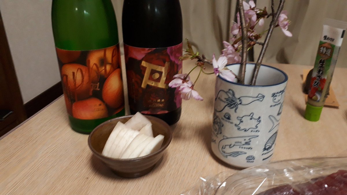 bengabonga's tweet photo. 現場の帰りに蔵で買い物。
刹那とlayerりんご、贅沢な悩み。

➡️今回は刹那を飲みました。
独特な、好ましい風味はあかつき酵母由来？
実に素晴らしく旨かった。

(平六醸造) https://t.co/kCiEssU8ta