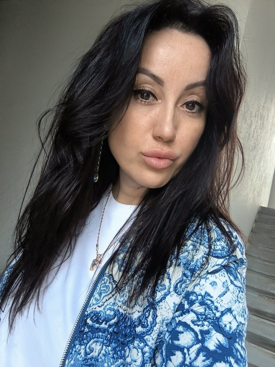 В глаза бьёт апрельское солнце и ваша красота