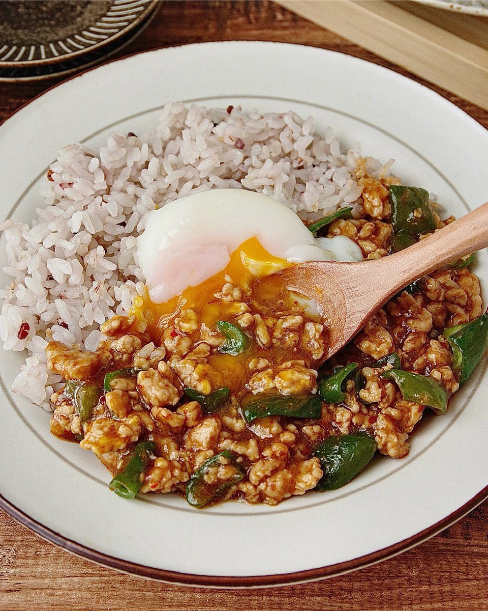 PATTIE_cooking's tweet photo. 【鶏そぼろピーマンの濃厚肉味噌ごはん】

濃いめのトロトロ肉味噌がご飯との相性抜群！
仕上げに温玉をのせて絡めながら食べると至福です🤤💕

詳しいレシピはこちら☟⁡
Instagram
https://t.co/To8DuOICBV

レシピサイトNadia
https://t.co/p9D7XNOVbL

#簡単レシピ #おうちごはん https://t.co/TbWmcO2XGR
