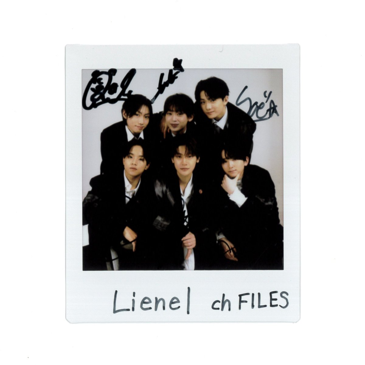 chFILES's tweet photo. 【プレゼント🎁】

#Lienel　@Lienel_official
サイン入りチェキ 1名様に✨

4/2に1st AL『罪と罰』をリリースしたLienelが表紙に登場！特集テーマでは6人6様の"ご褒美"エピが飛び出しました💭

【応募方法】5/19(月)締切
1️⃣@chFILES をフォロー
2️⃣本投稿をリポスト

4/20より高校図書館で順次配布 https://t.co/lsTeJIcSta
