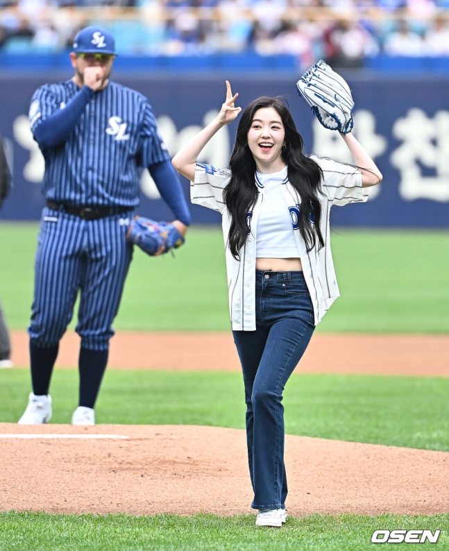 PHOTO】Red Velvet アイリーン、始球式に登場…爽やかな魅力をアピール