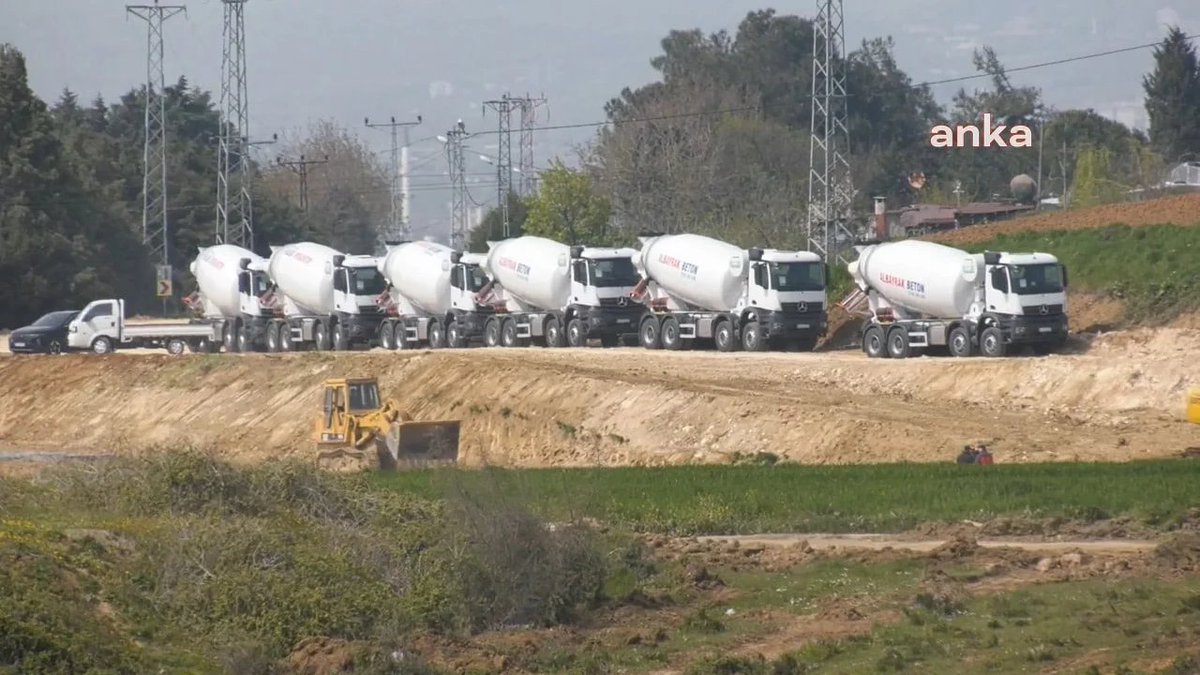 Bu mikserler 700 bin kişinin içme suyunu sağlayan Sazlıdere barajı yok edecek, havzasına çökecek projeye beton taşıyor.

#İklimiDeğiştirmeKanunu ile su kaynaklarını yok etmek bir kez daha yasal hale gelecek!