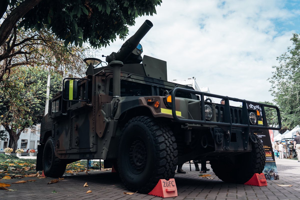 國軍新式#M1167 拖式裝甲悍馬車日前在逢甲大學進行裝備陳展，此次設計上大幅強化防護性能，包含車窗採外掛式#