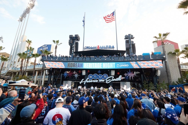 tang__kira's tweet photo. TREASURE menghadiri event Korean Heritage Night dalam rangka menyambut pertandingan  LA Dodgers VS Colorado Rockies

https://t.co/VrNJsFoxqN https://t.co/rkO0l1yMhT