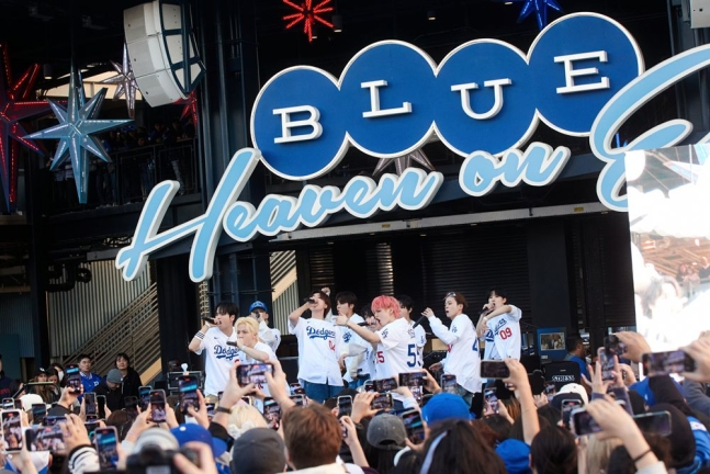 tang__kira's tweet photo. TREASURE menghadiri event Korean Heritage Night dalam rangka menyambut pertandingan  LA Dodgers VS Colorado Rockies

https://t.co/VrNJsFoxqN https://t.co/rkO0l1yMhT