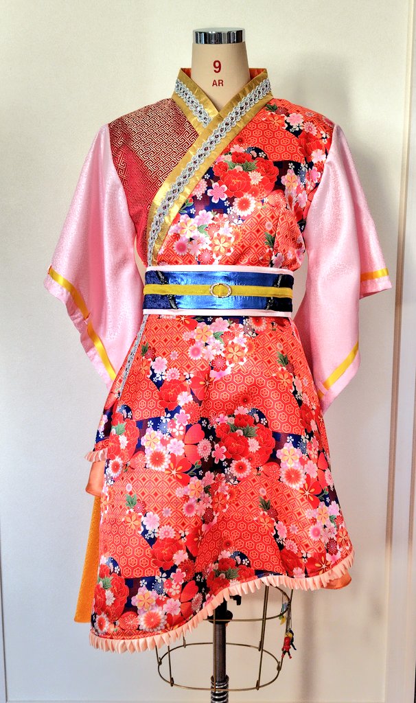 AtelierShizuki's tweet photo. 東京おとめ太鼓の新衣装を製作しました。デザインから結構時間をかけ。耐久性とか着心地とか色々考えて作りました。和なデザインだけど、ウエスト周りはすっきりさせたいし、胸もともフィットさせたいのでウエストダーツ入れてます。昨日の成田太鼓祭でお披露目でした✨ https://t.co/nWpPmJv3z7