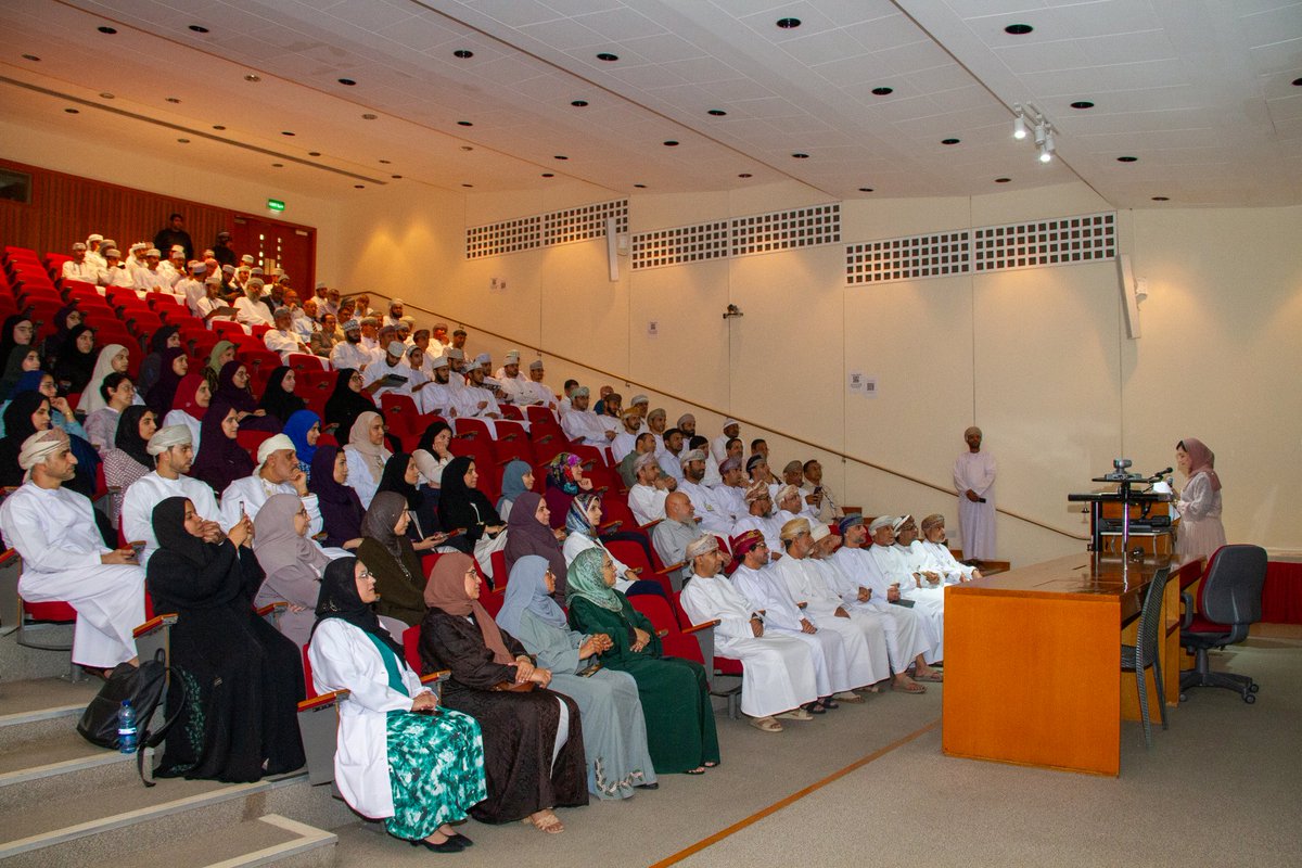 في لحظة ملهمة ومؤثرة، ألقت الأستاذة الدكتورة سليمى البرواني محاضرتها الوداعية بعنوان "The Last Lecture"، حيث شاركت مسيرتها الأكاديمية الغنية، وأبرز محطاتها الشخصية والمهنية، ورسائلها الإنسانية العميقة لطلبتها وزملائها.
وشهدت حضورًا لافتًا من أسرة الكلية، في أجواء امتزج فيها