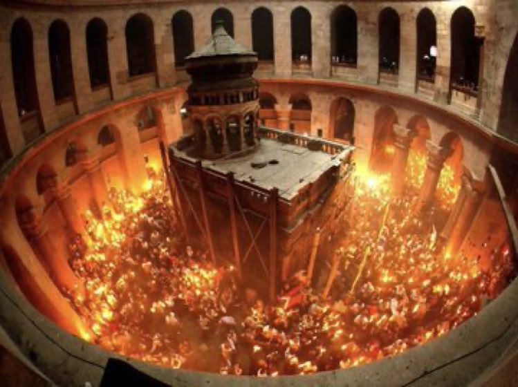 Ceremonia de la Luz alrededor del Santo Sepulcro de Jerusalén, donde un día Cristo resucitó. la Iglesia proclama la certeza y la alegría de la resurrección del Señor y de la victoria definitiva del reino de Dios. ¡#FelizPascua!
