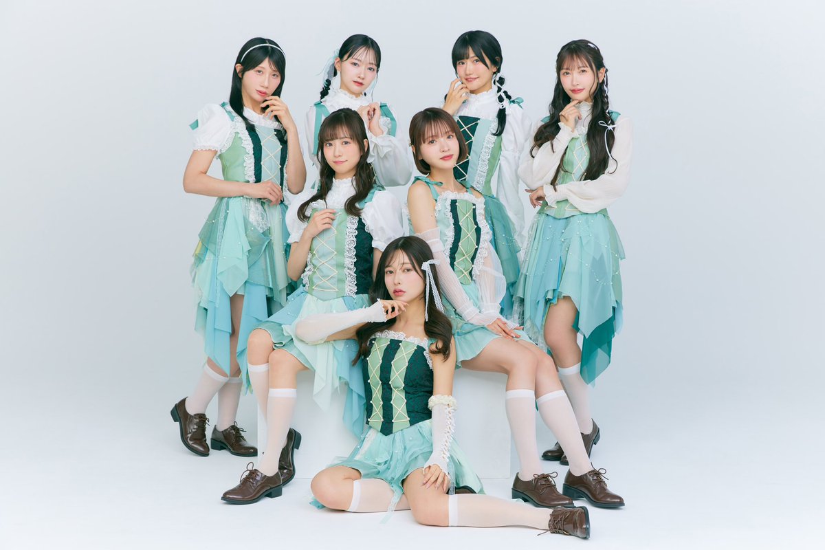 #321アイドル部 4期のPALE TULLEは緑💚

レースやリボン、パールなど女の子が好きなものがたっぷり詰まったバレエコアな衣装です👗

一人一人トップスのデザインとスカート丈が違います🤭

特典会で近くで見てね🌿