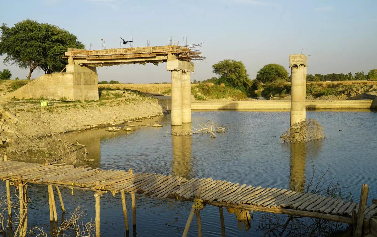 timesofindia's tweet photo. After 58-year wait, #UttarPradesh village crowdfunds and builds its own bridge on river #Magai
Read here 🔗https://t.co/kqhFTF1W3z https://t.co/XND7Ec4WmY