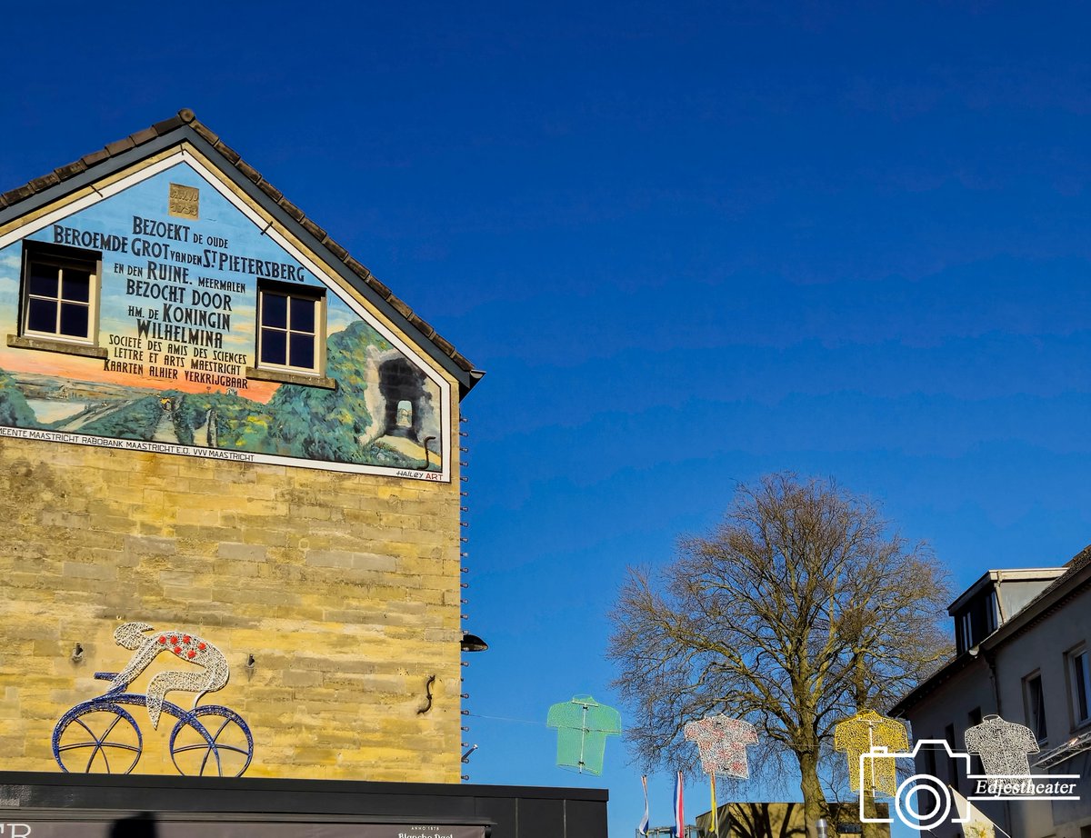 Edjestheater's tweet photo. Het is koers!
De derde van de vier grote voorjaarsklassiekers wordt in Nederland verreden. Het zuiden van Limburg staat vandaag volledig in het teken van de Amstel Gold Race.
#hetiskoers #cauberg #renaat #wielerman #voorjaarsklassieker #AmstelGoldRace #AGR #wielerklassieker https://t.co/U5GU3re9LS