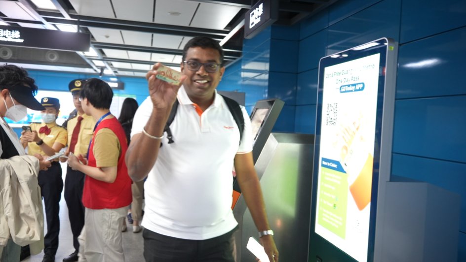 iGuangdong's tweet photo. 💫💫To make travel easier for intl buyers at the 137th @cantonfair, #GDToday, a multi-language media platform, provides free one-day passes for the #Guangzhou Metro and bilingual support services. https://t.co/HMOdjYFXxM #OnInGD @thisisGBA https://t.co/vgjTv80fzf