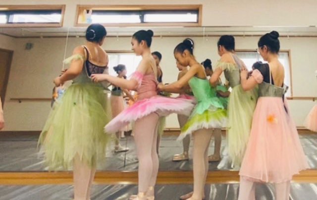 anballet_'s tweet photo. 衣装合わせのこの瞬間の子供達のキラキラした目が好き
#バレエ 
#もうすぐ発表会 https://t.co/agjcUgMv57