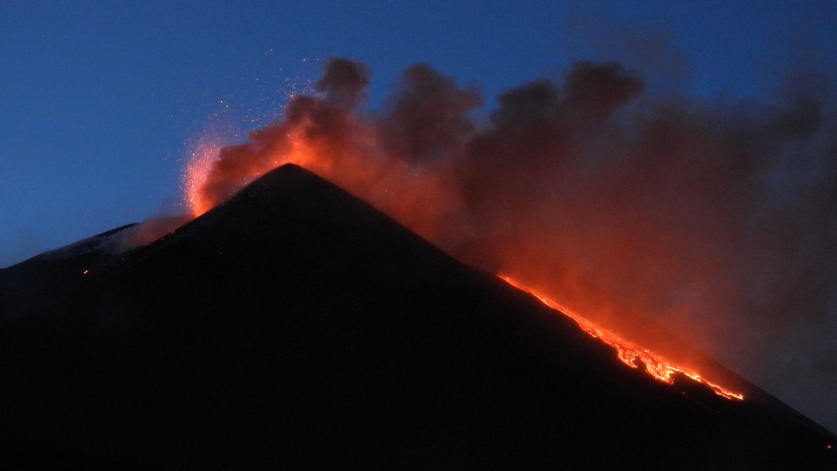 Ten minutes of #Etna's Southeast Crater erupting on the evening of 18 April 2025, seen close up. Sound up!

youtu.be/upMUUAPVCuE