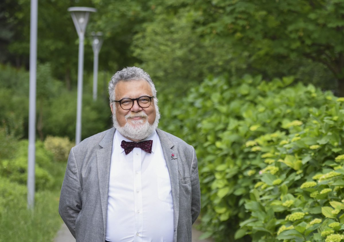 🔴 Celal Şengör: 

▪Ölümsüzlüğü bulmak çok kolay.  

▪Beyin bir bilgisayar. Beyne eşdeğer bir bilgisayar yapıp beynini ona yükleyebilirsen ölümsüzsün.