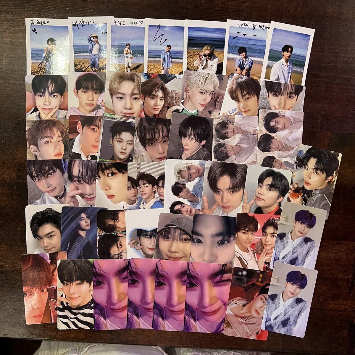 spacewonuu's tweet photo. hello! i still have these up for sale ^^ bilhin niyo na, oomfs and non-oomfs 😁😁😁😁 we're seated near ricky's tarpaulin!
#StringsofFateZB1 https://t.co/8I4Kr9EZYz