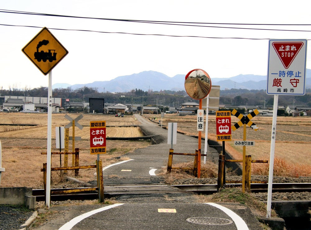 【判明】遮断機ない踏切で9歳女児はねられ死亡、運転士を書類送検 群馬
news.livedoor.com/article/detail…

運転士は警笛を十分に鳴らさないなど注意義務を怠り、女児を死亡させた疑い。運転士は警笛を鳴らしたと説明したが、女児の父親や親戚は音を聞いていないと主張。記録がなく、詳細不明としていた。