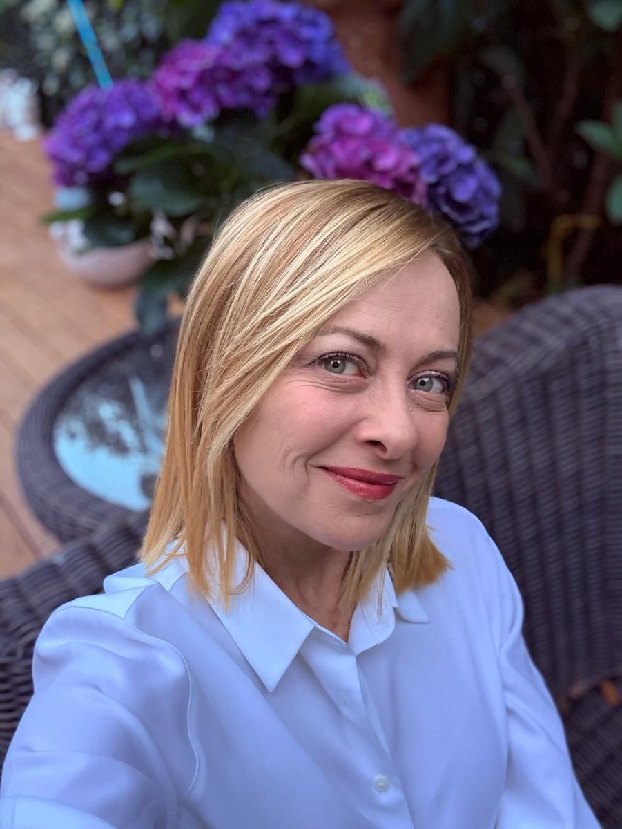 Buona Pasqua a tutti voi.
Che sia un giorno di serenità, speranza e felicità da condividere con le persone che amate.
Un abbraccio sincero, ovunque voi siate.