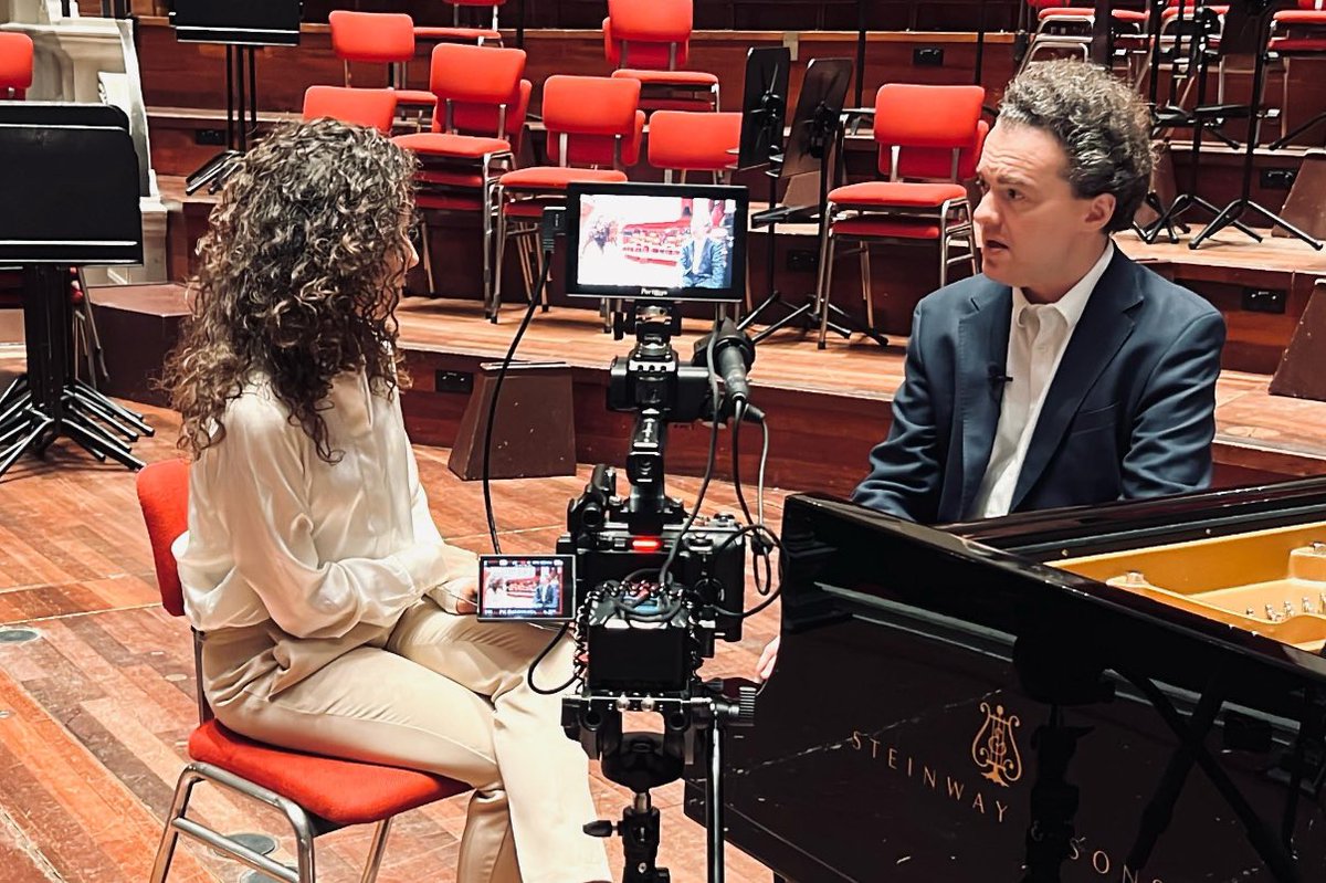 Rajacenna heeft een uniek interview gehad met één van ‘s werelds beste pianisten Evgeny Kissin. Zittend in de Grote Zaal van Het Concertgebouw in Amsterdam, aan één van de duurste piano’s ter wereld praten zij over talent, ambitie en perfectie. @rajacenna 
youtu.be/-ivGjyCVmcU