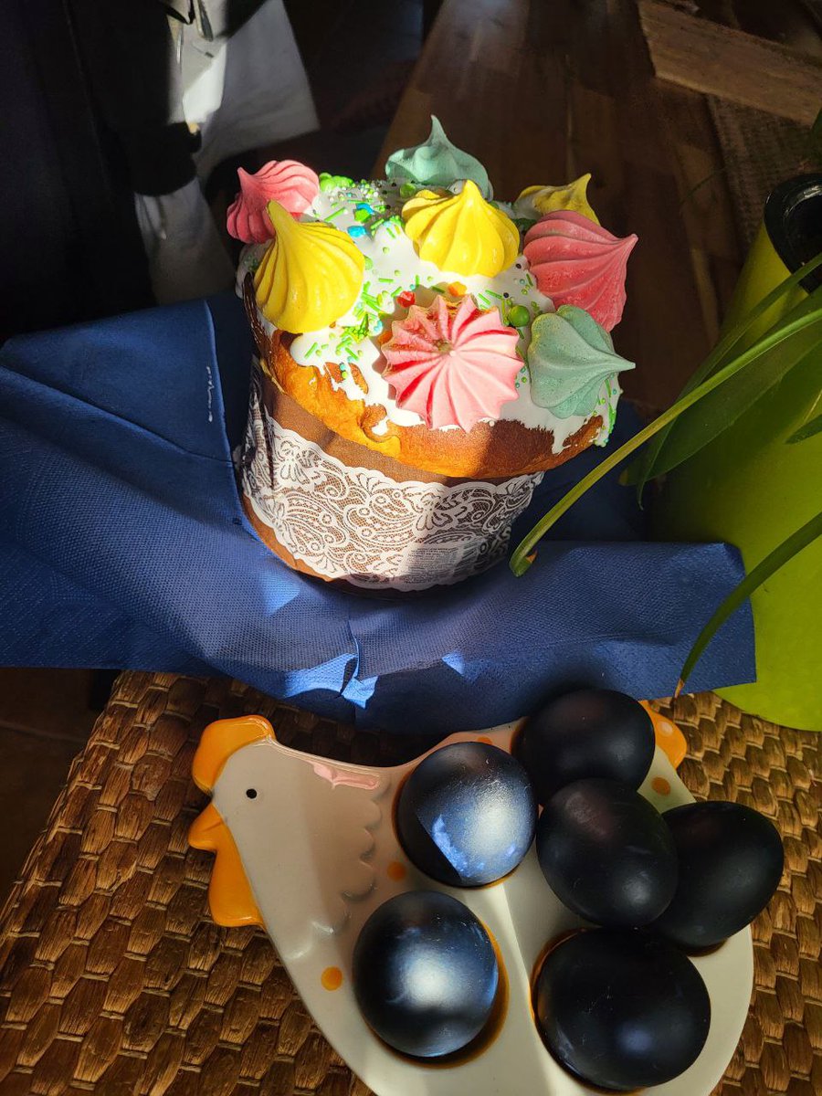 Всі побігли і я побігла.
Христос воскрес.