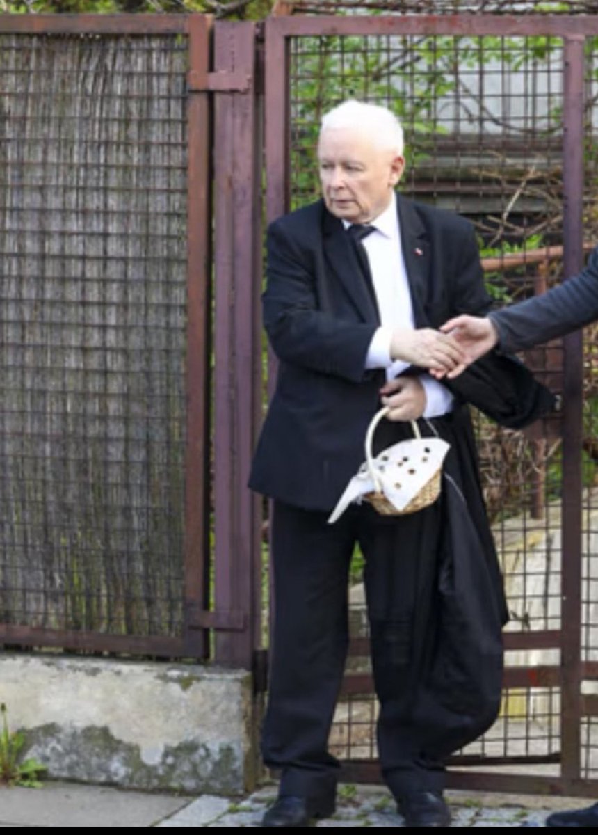 JanuszPolsky's tweet image. Polska 🇵🇱 za @pisorgpl na jednym obrazku: rdza, grzyb, pleśń, mech, spadające tynki, za duże gacie, krawat na ukos, plamy na marynarce … ciekawe w jakim stanie jaja 🪺 
Wesołych Świąt 👊