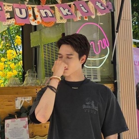 jingis12s's tweet photo. เหมือนเป๊ะ https://t.co/cnbgMcsXDf