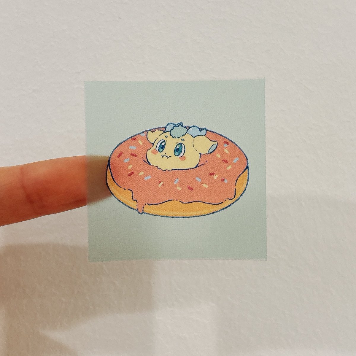 oicy_i's tweet photo. にじそのステッカーのサンプルが届きました🍩透明マットかわいい🥳
実際の頒布物は四角ではなくダイカットになります✂︎

色の組み合わせを決めるためにたくさんたくさん刷ったので、ステッカーと絵本を購入された方へランダムに一枚おまけをつけようとおもいます💡シークレットもあるよ㊙️ https://t.co/NanfLcRvdW