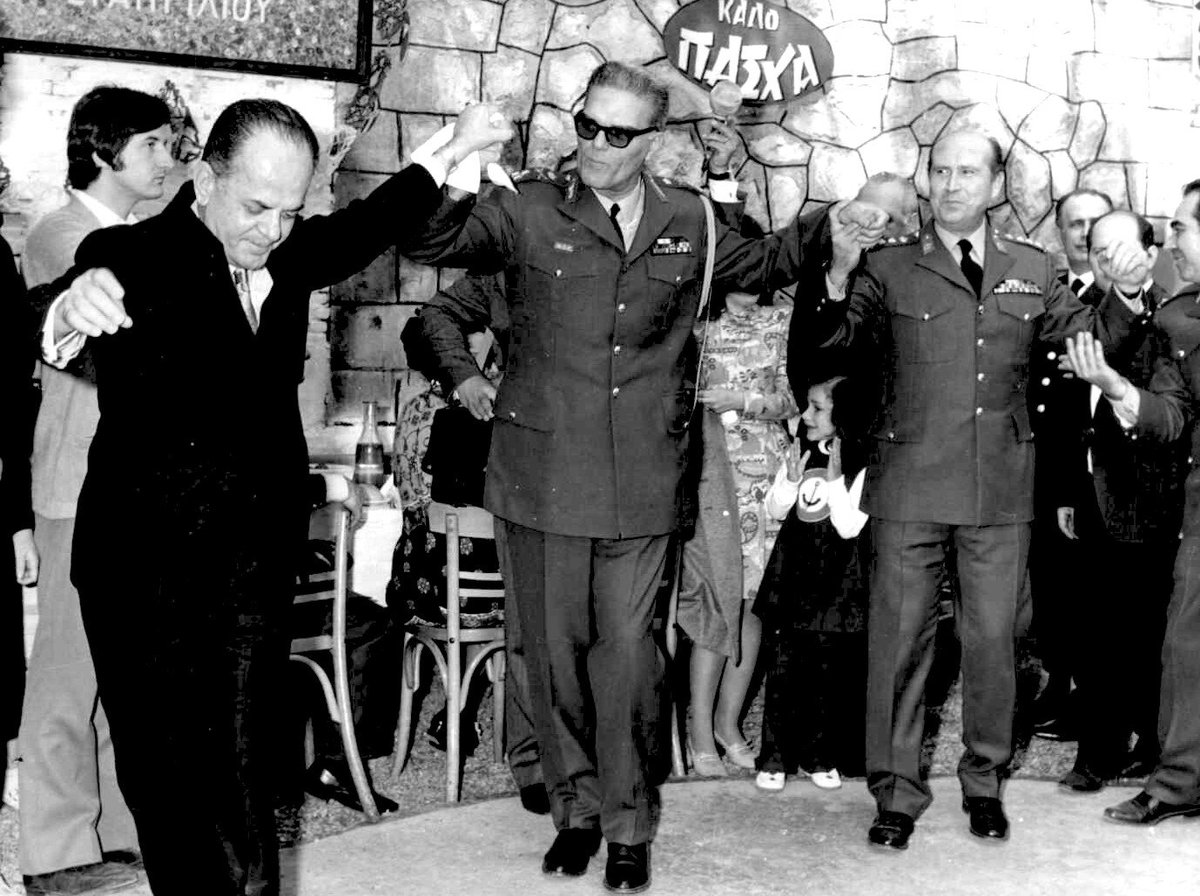 Κορύφωση της Αναστασιμης λειτουργίας στην Ιερά Μητρόπολη Αθηνών :
Χριστός Ανέστη εκ νεκρών κτλ
Στρατιωτικο εμβατήριο 
Εθνικός ύμνος 
Ζούμε μεγάλες στιγμές γελοιότητας ως έθνος