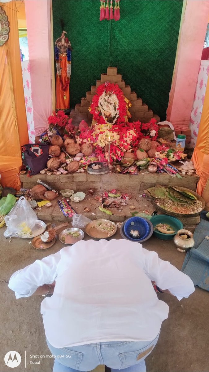 irasisacharya's tweet photo. ମୋର ବିଧାନସଭା ଅନ୍ତର୍ଗତ ଭଟଲି ବ୍ଲକର ତରାଜୁଙ୍ଗା ଗ୍ରାମରେ ହେଉଥିବା ଅଖଣ୍ଡ ନାମଯଜ୍ଞରେ ଯୋଗଦାନ କରି ମହାପ୍ରଭୁ ଶ୍ରୀକୃଷ୍ଣ ଓ ମାତା ରାଧା ଙ୍କ ଦର୍ଶନ କରିବା ସହ ଆଶିର୍ବାଦ ଭିକ୍ଷା କଲି ll
#jaisrikrishna
#tarajunga
#BhatliBlock
#BhatliConstituency https://t.co/CVpa6vAItc