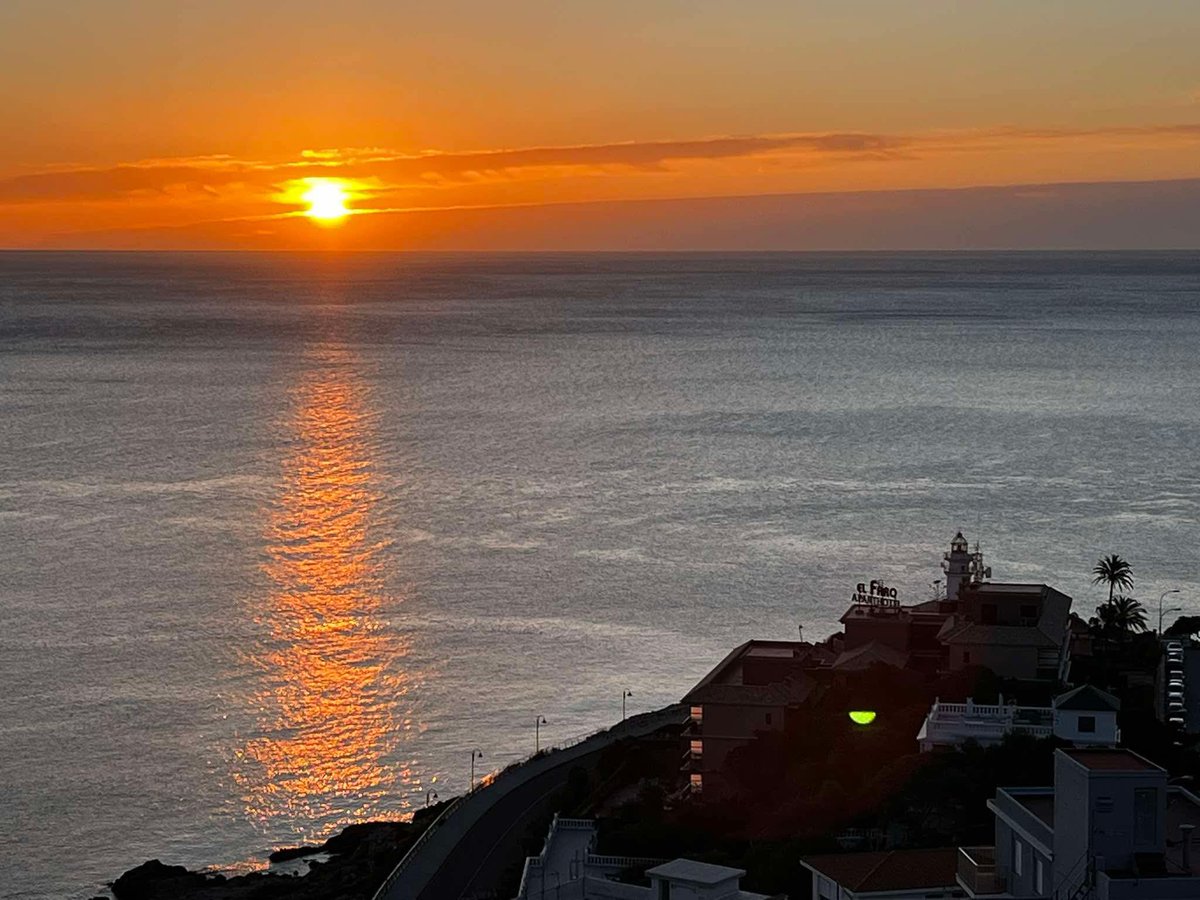 MeteoCullera's tweet photo. Bon día! #DomingodePascua variable, aumentará la inestabilidad con el paso de las horas y no es descartable algún #chubasco durante la segunda mitad del día. 12.9°C de Tª. mínima en #Cullera.  #Amanecer desde #ElFaro y el #Dossel (A. Cortés) y #SanAntoni (J. M. Esplugues) https://t.co/VKMv0IHkRt