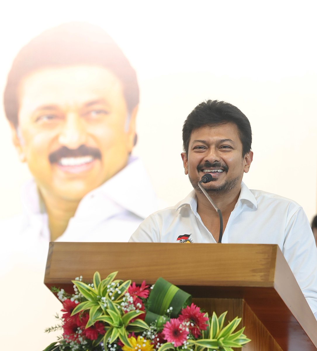 Udhaystalin's tweet photo. முத்தமிழறிஞர் கலைஞர் அவர்களால் திறந்து வைக்கப்பட்ட பெருமைக்குரிய நந்தனம் அரசு கலைக்கல்லூரியில், மாண்புமிகு முதலமைச்சர் @mkstalin அவர்களின் வழிகாட்டுதலின்படி, மாண்புமிகு அமைச்சர் அண்ணன் @Subramanian_ma அவர்களின் தொகுதி மேம்பாட்டு நிதி ரூ.4.80 கோடி மதிப்பில் கட்டப்பட்டுள்ள ‘கலைஞர் கலையரங்கத்தை’ இன்று திறந்து வைத்தோம்.

1986-இல் நந்தனம் அரசு கலைக்கல்லூரி மாணவர் பேரவையினை தொடங்கி வைத்து, இந்தித்திணிப்புக்கு எதிராக கலைஞர் அவர்கள் ஆற்றிய உரையை நினைவுகூர்ந்து, அது இன்றைக்கும் பொருந்துவதை எடுத்துரைத்து பேசினோம்.

புதுமைப்பெண், தமிழ்ப்புதல்வன், நான் முதல்வன் என நம் திராவிட மாடல் அரசு, ஏற்படுத்தி வரும் கல்விப்புரட்சியின் வெற்றி ஒவ்வொரு மாணவரின் முகங்களிலும் தெரிந்தது. 

இத்திட்டங்களை சிறப்புற பயன்படுத்தி மாணவர்கள் வாழ்வில் உயரங்களை தொட்டிட வாழ்த்தி மகிழ்ந்தோம். 

@Govichezhian @thayagamkavi @GanapathyK @S_AravindRamesh @PrabhakarRaja88 @MMageshkumaar