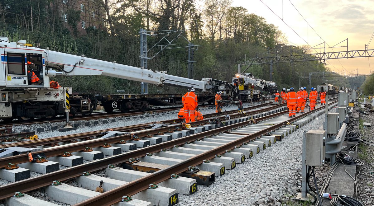 networkrail's tweet photo. Happy Easter! Our teams are hard at work all weekend on over 300 projects across Britain to give you and freight better services. 🐣

Please continue to check your journeys before travelling: 

👉 https://t.co/lgJTeCZ6Fl

@nationalrailenq

📸 Previous #EasterWorks https://t.co/2cHYcEZeej